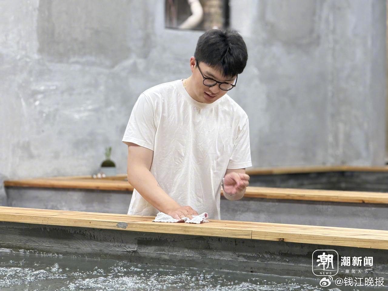 #小伙开室内钓鱼馆无晒无蚊还解压#【99年小伙开室内钓鱼馆：无晒无蚊还解压，年轻