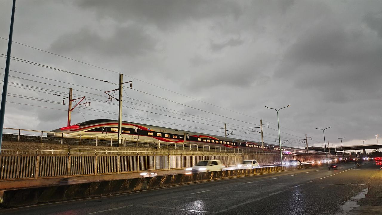 根据广州铁路消息，因受广州下午短时强对流天气龙卷风影响，导致广州佛山区间线路路边