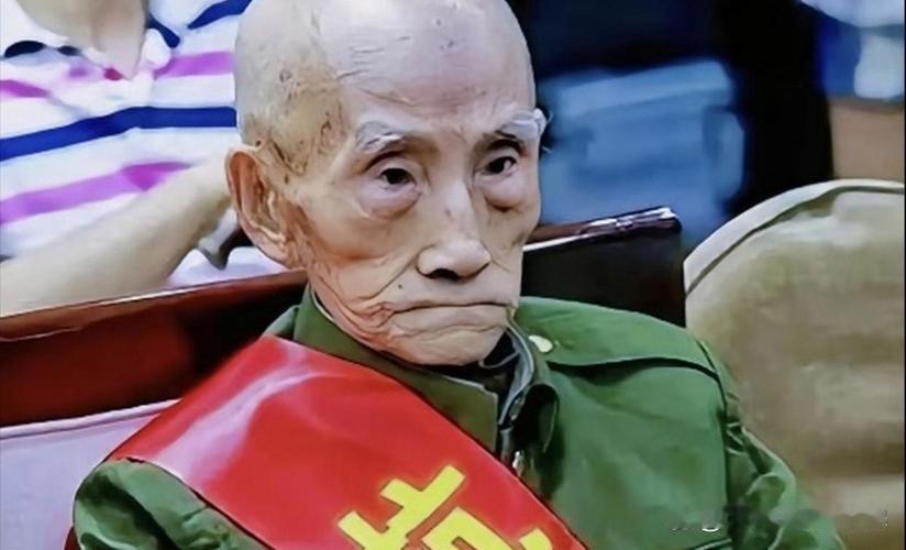 1945年，一名机枪手为了躲避日军，选择绕上山路前进，没想到意外发现100多名正