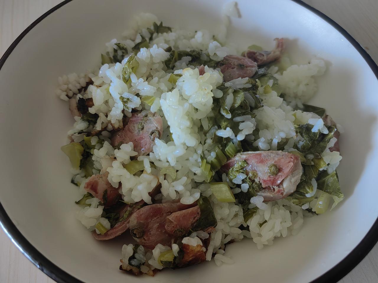麻辣肠菜饭。没有咸肉的时候，我开煮前加了猪油加了盐。味道不错。