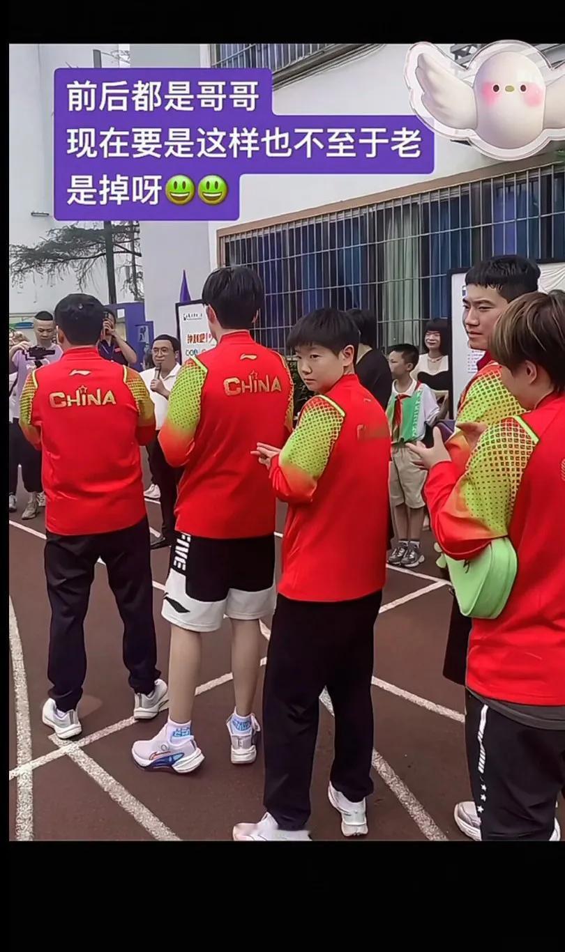 沙宝一脸的不服气，明明是你们走丢了，我凭一己之力把你们都找到了[赞][捂脸哭][捂