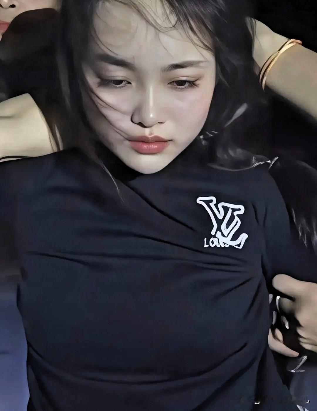 我奶奶看人很准，前两天有个柬埔寨的女人被抓了，我奶奶一看到她的照片，就说这女人命