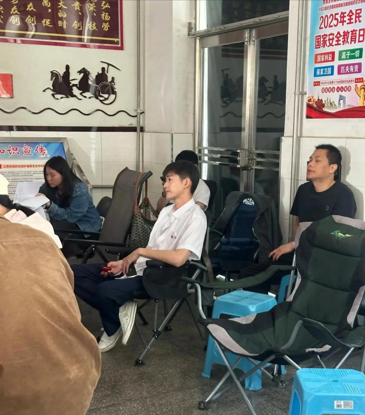 41岁张翰演高中生，被网友怒批。这两天张翰又火了，只因在新剧的拍摄中，今年已