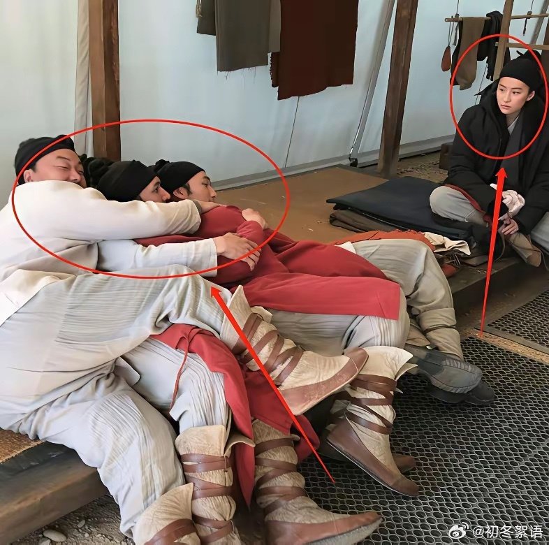 花木兰军营花絮照曝光，男演员片场抱作一团，刘亦菲表情太真实了​