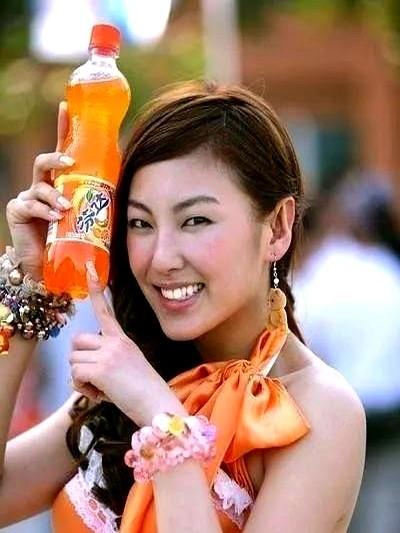 张雨绮的脸确实变了但这事真不怪她06年拍芬达广告时她才19岁如今37岁的