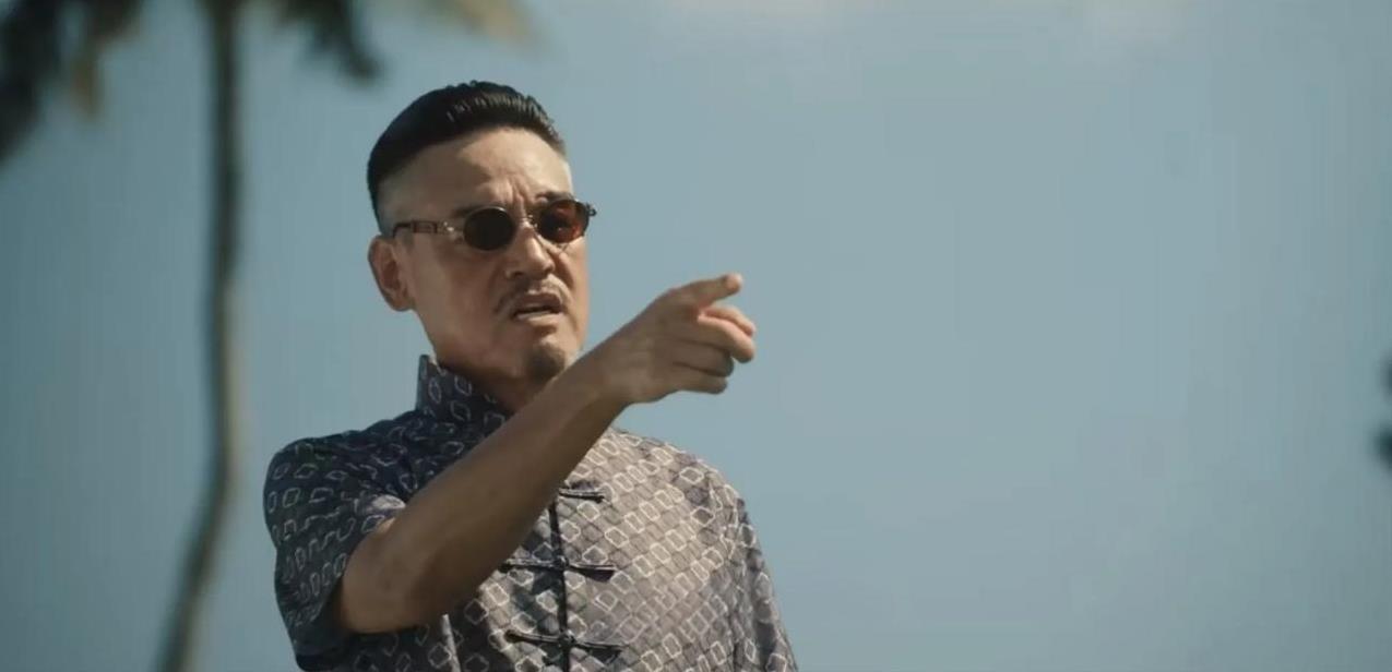 正在央视热播的电视剧《狮城山海》剧中之山海帮，帮主刘雄武（黑子饰）遇刺身亡，白扇