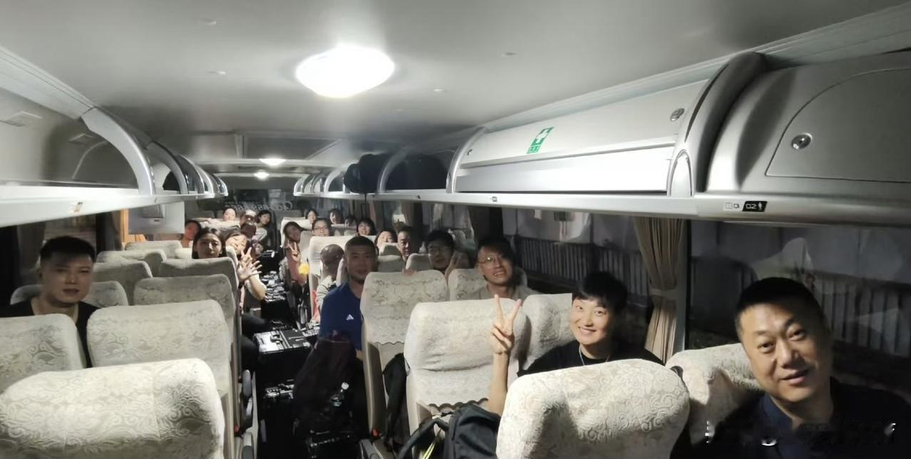 中国女排今日凌晨启程飞往✈️泰国！出发前，14名队员和教练组在福建漳州拍了一张大