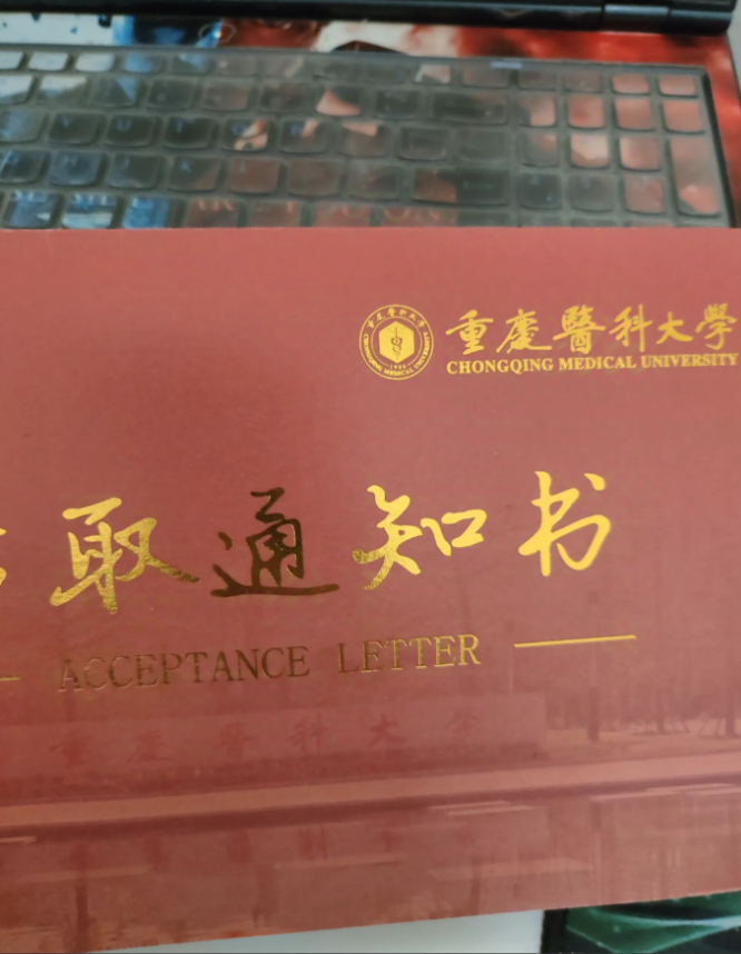 张雪峰太牛了，一句话让今年临床医学专业分数线暴跌。今年亲戚家的几个孩子，都没