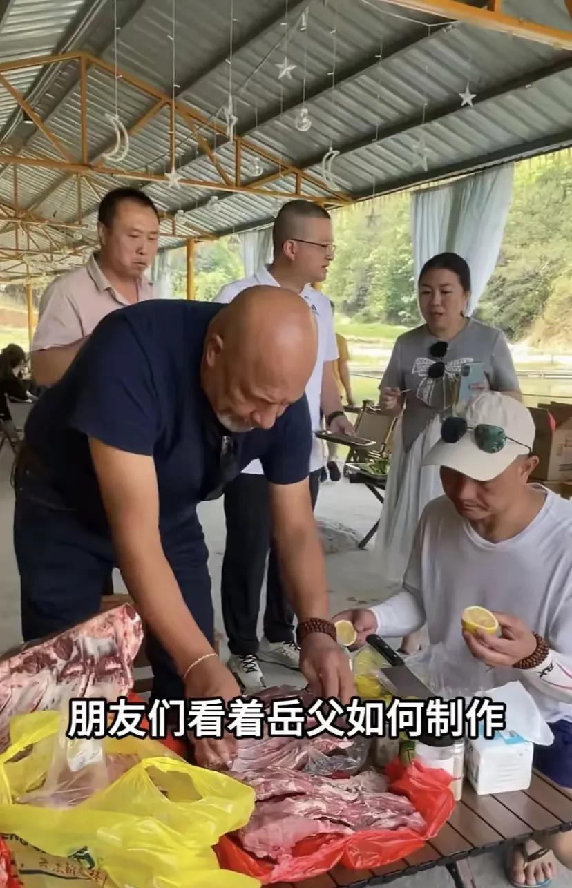 杨淙带着岳父岳母起吃烧烤，准备的肉真的好充足呀。很多人吃烧烤，其实随便吃一点而已