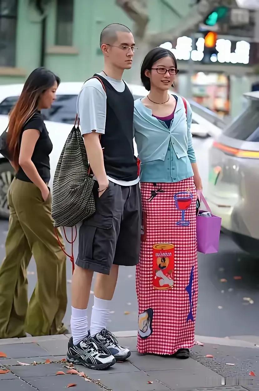 现在真的不知道什么是时髦了难道就是你敢穿别人不敢穿的吗？这位小姐姐的裙子我觉