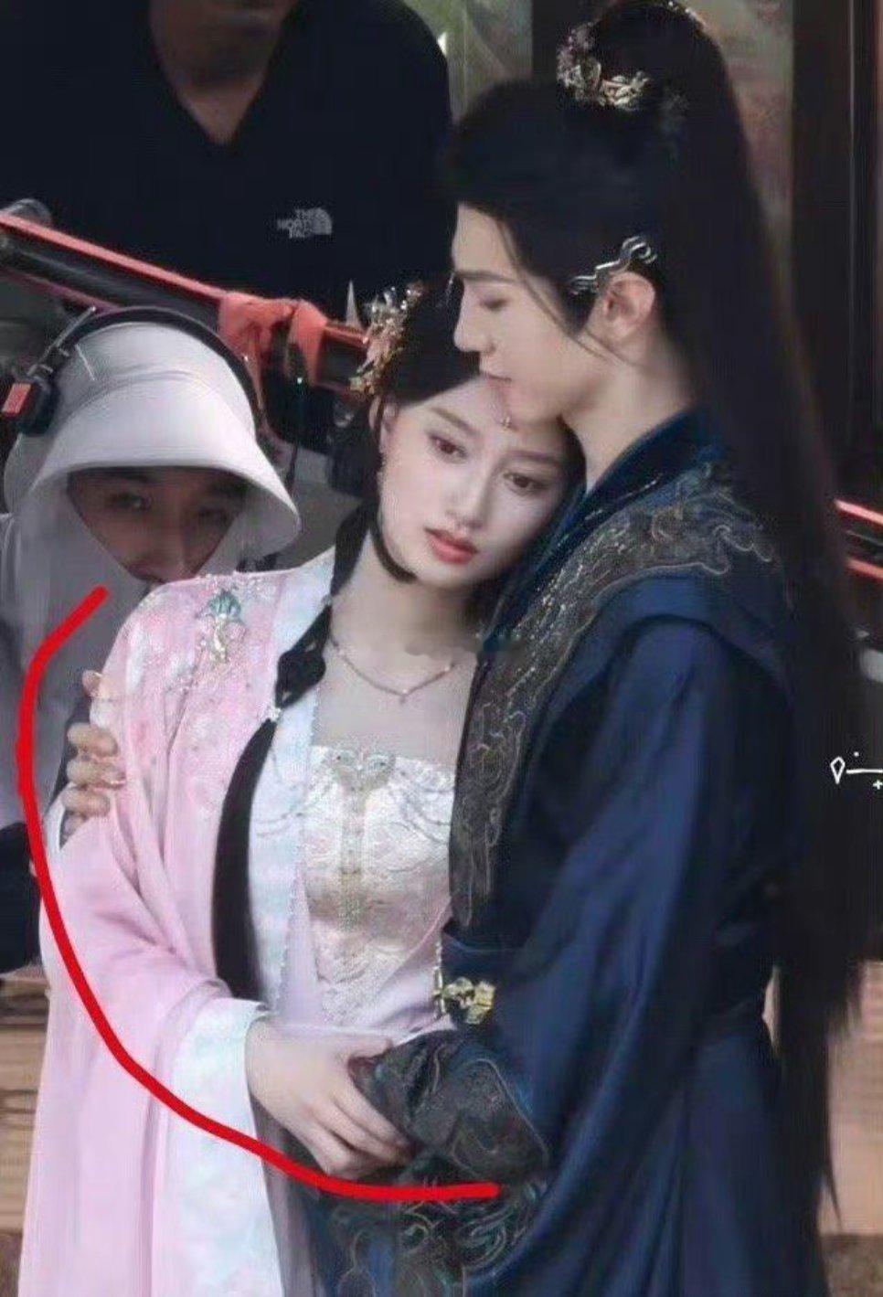 谁家兄妹是这么抱着的啊？合适吗？古装剧越来越离谱了​​​