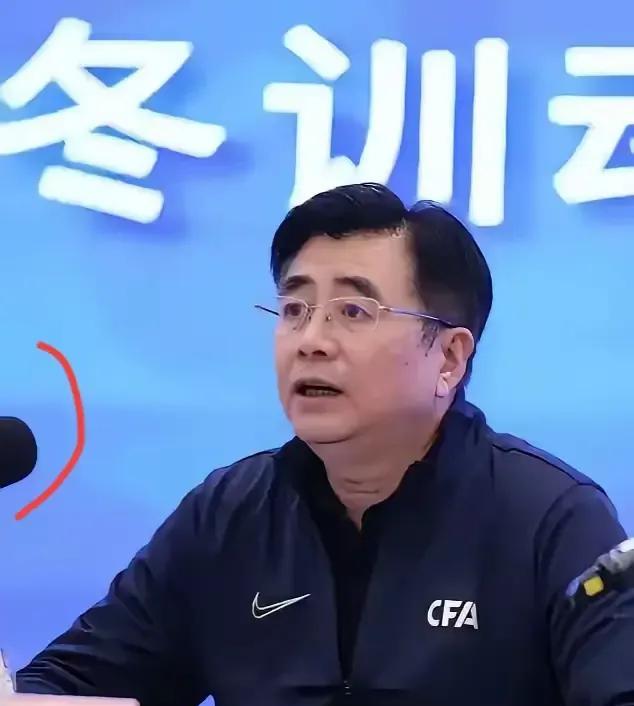 宋凯真闹心了，足协快成夹心饼干了——赞助商撤资的浪潮一浪高过一浪，耐克撤退了，平