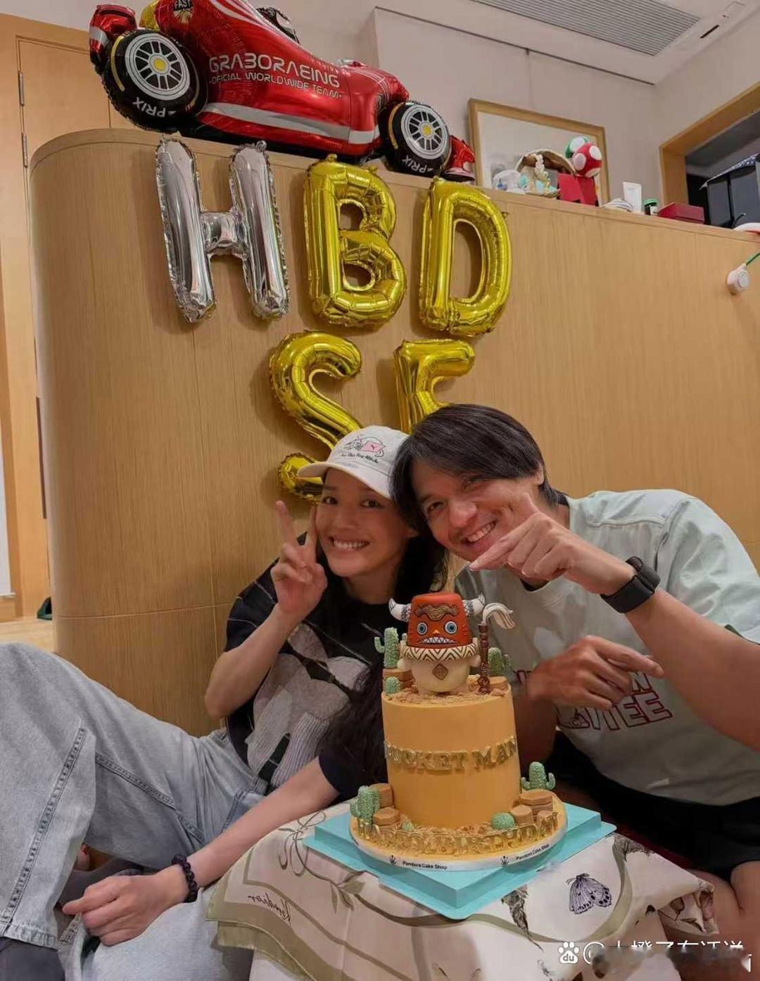 冯德伦52岁生日同框照曝光，头发胡须泛白，舒淇定制IP蛋糕尽显用心