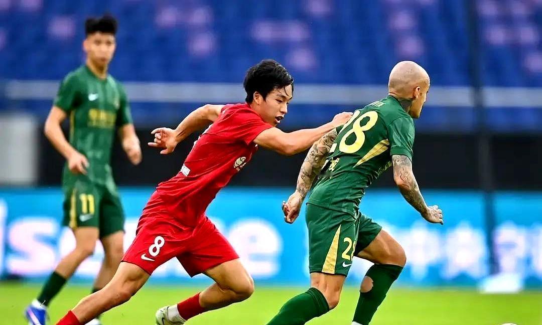 中超赛场又出乱子，这回没人能全身而退。浙江队外援米特里策因为拽头发领到红