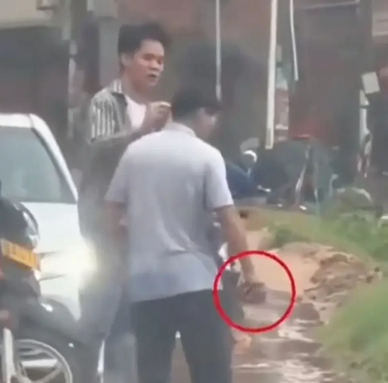 被溅一身水的大叔，一个举动让人目瞪口呆，笑死了。一个骑电动车的大叔，被一台私家车