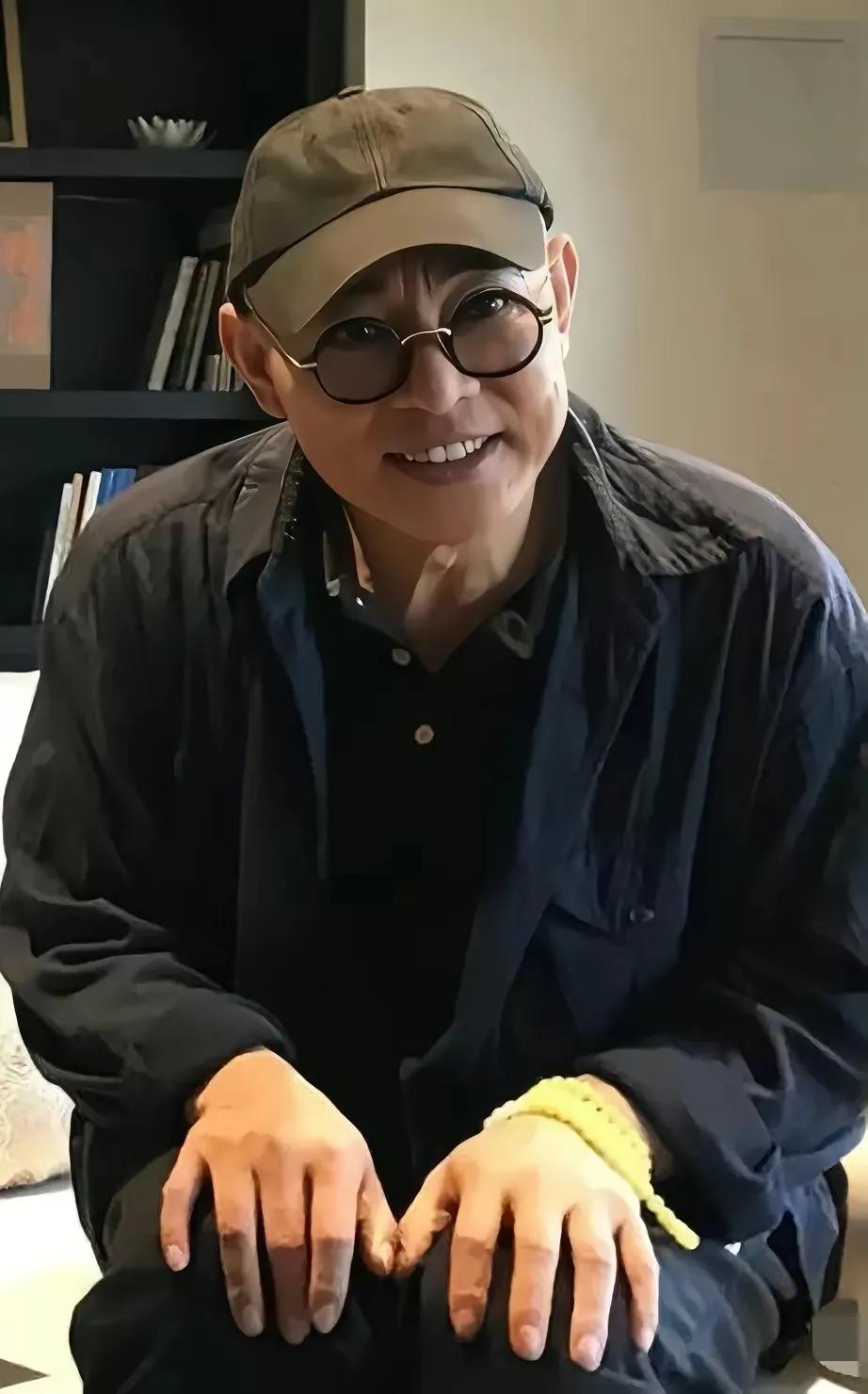 一次访谈节目中，李连杰对主持人说：“我爱中国，从未做过对不起祖国的事。”主持人反