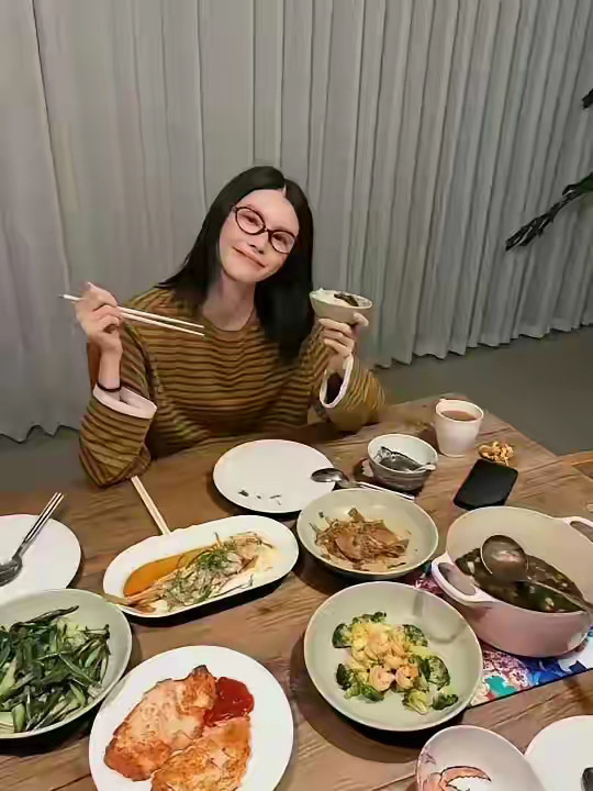 何穗晒出陈伟霆做的五菜一汤，两个人低调结婚后很幸福啊。