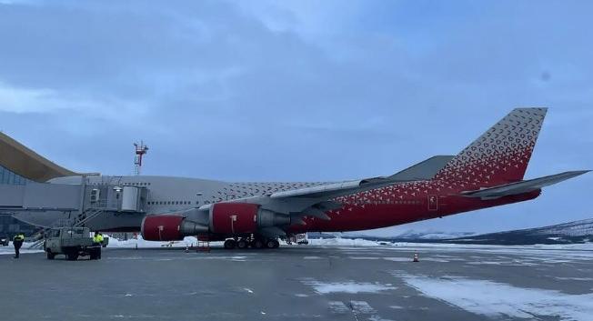 1月22日波音747-400飞机因发动机故障中断了从马加丹机场飞往莫斯科的航班。