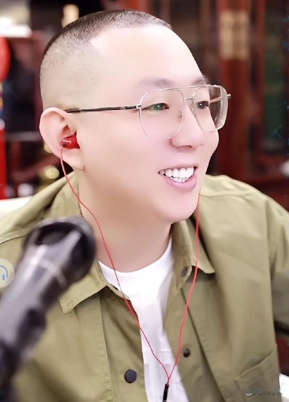 王小源调侃刘一手“大不大”，抵达哈尔滨透露三兄弟相聚议题！