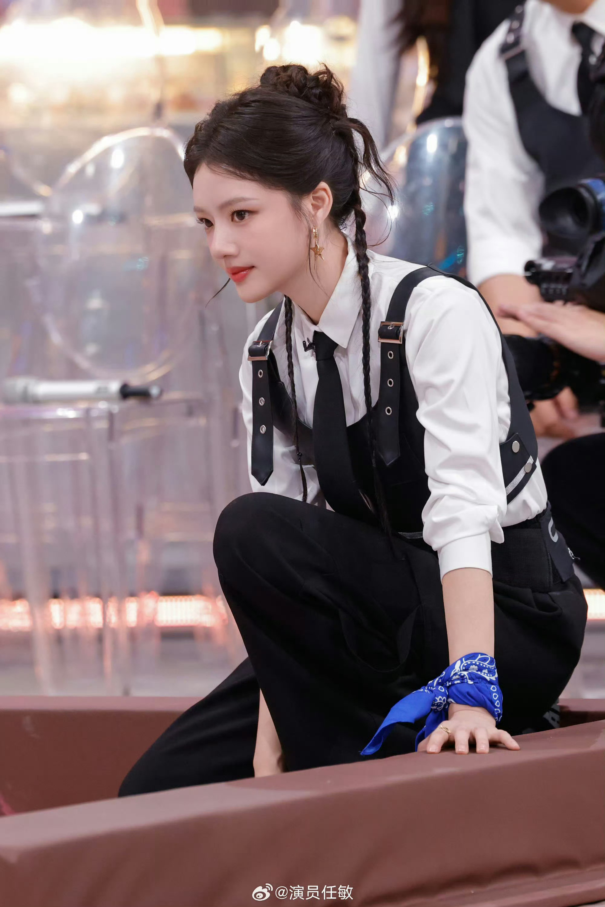 任敏说自己蠢任敏玩游戏努力了但屡战屡败，最终累倒在地，何炅调侃她不是坏就是“蠢