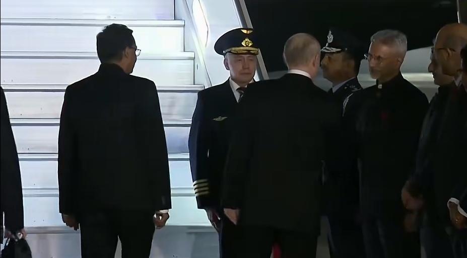 来也星空去也星空普京深夜离开苏杰生到机场送行据报道，12月5日深