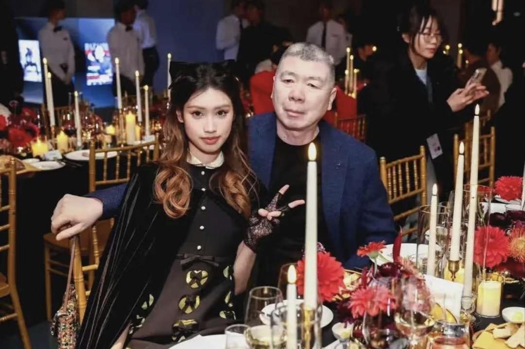 1月9日，21岁的徐朵随养父冯小刚，亮相时尚芭莎创刊15周年庆典。徐朵一出场就惊