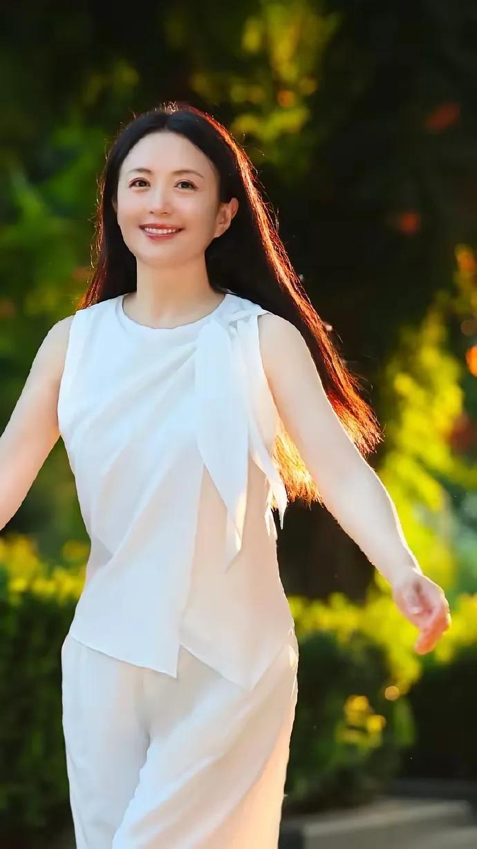 杨童舒一身白衣漫步光影里，温婉氛围感拉满。素净简约的白色套装，不张扬、不花哨，