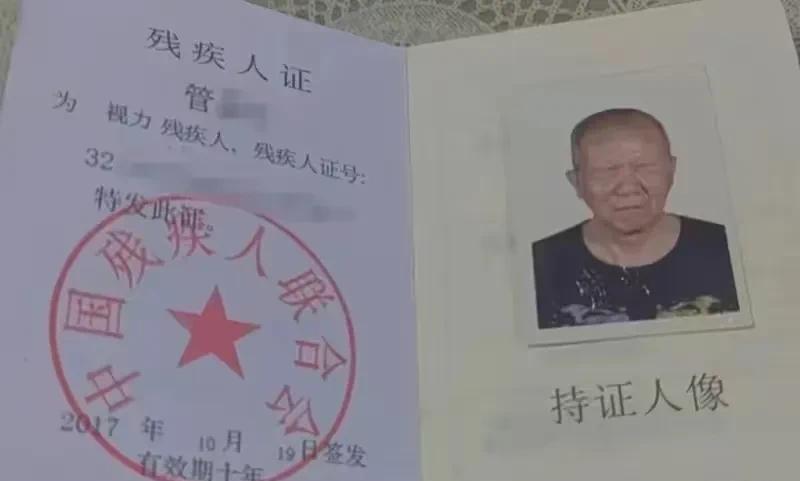 盲人因为无法完成人脸识别，营业厅拒绝给其办理电话卡。江苏扬州70岁的管先生，因