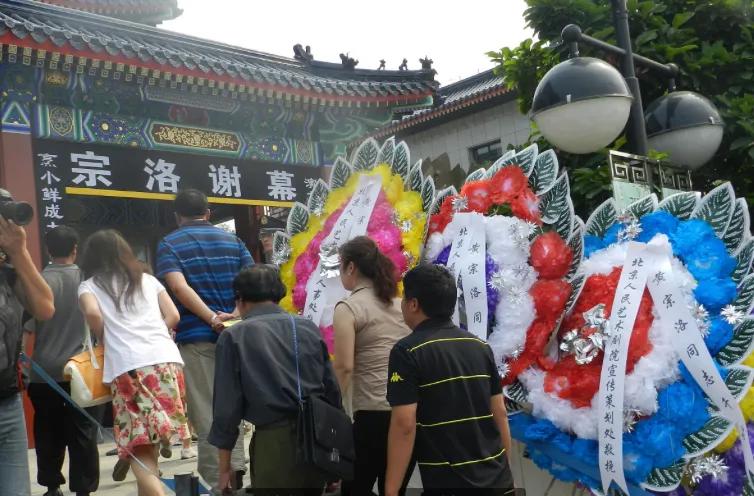 参加葬礼，去吊唁的时候磕头是3个，还是4个？老话说“神三鬼四人一”啥意思？民