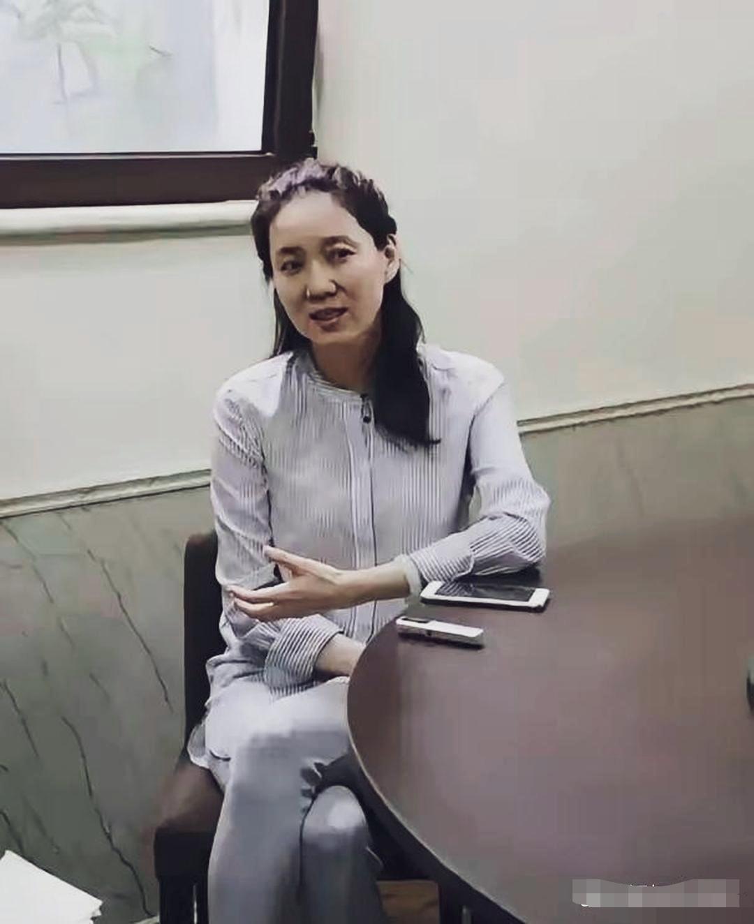 李修平，央视《新闻联播》老牌主播，被称作央视“国脸”，退休后参与座谈、公益相关活