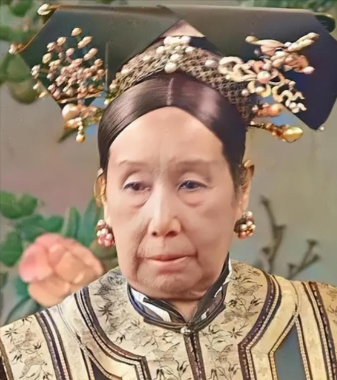 慈禧睡觉有多让人咋舌？一晚上要累坏10几个太监宫女。慈禧每天晚上九点入睡，凌晨3