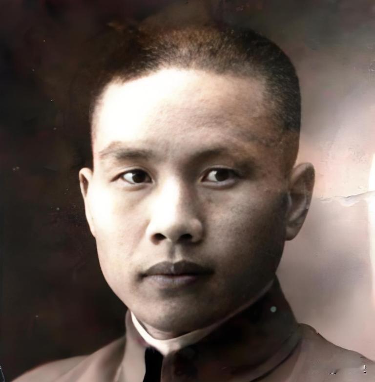 1949年，军统少将周镐被押赴刑场枪决，他的妻子吴雪亚抱着一个发黑的帆布包，倔强