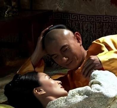 1729年，52岁雍正招秀女马氏侍寝，夜晚她便被裹在被子里送到了龙榻上，结果雍侧