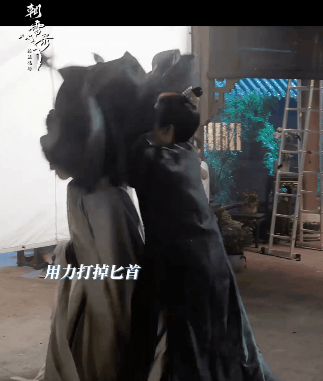 李兰迪《朝雪录》被勒脖子这段演的好好啊，脸都憋红了，结束后兰迪还笑着跟大家说没事
