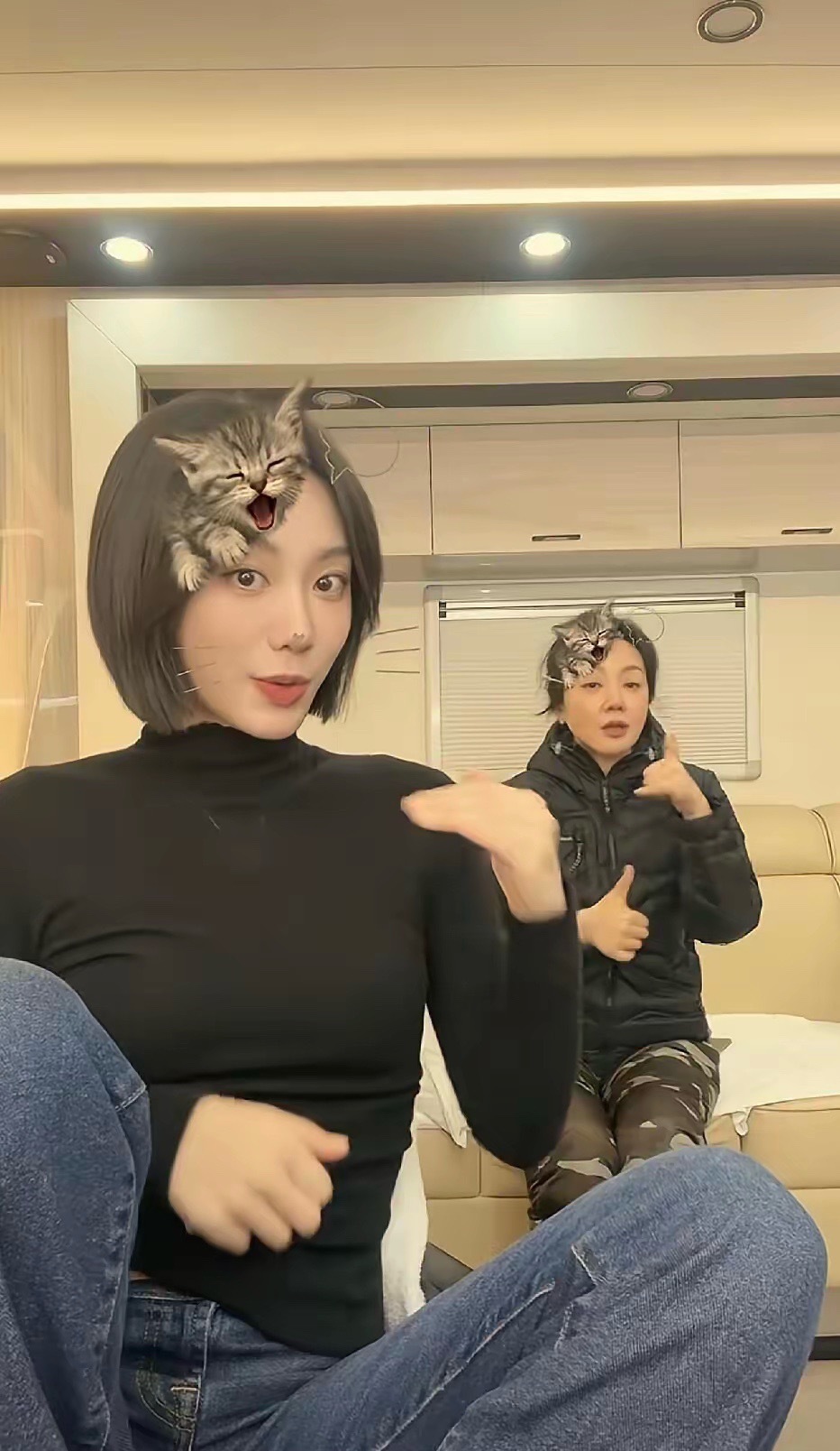 55岁的闫妮真是童心未泯，跟女儿在镜头里一起做手势舞，女儿长得好美啊，颜值都超越