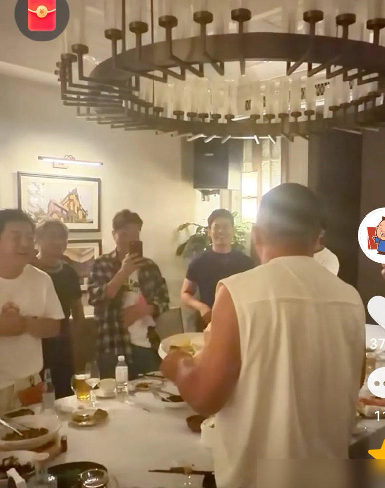 45岁生日，阎鹤祥在青岛没切蛋糕，黄渤王迅陈大愚围坐一块儿，聊了一晚上《虎口脱险》。不是客套，是真聊