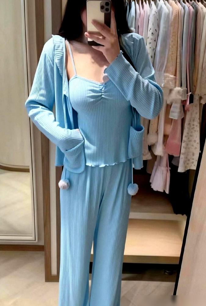 跨年夜找了个外地姑娘，酒店里待了两天，我哥们儿今天中午约我吃饭，一张脸丧得跟世界