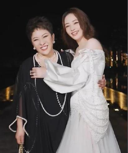 向太说郭碧婷养全家向太陈岚直播称，儿媳郭碧婷用个人收入承担娘家全部开支，从来没