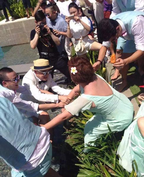 #包贝尔受害者还在增加#包贝尔这场婚礼因闹伴娘风波备受争议。伴郎试图将柳岩抬进泳池，场面失了分寸，幸