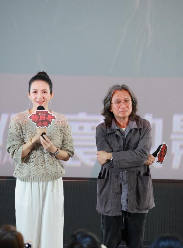 近日章子怡和陈可辛现身上海，两位站在一起像一对父女，他们的关系很融洽。章子怡上