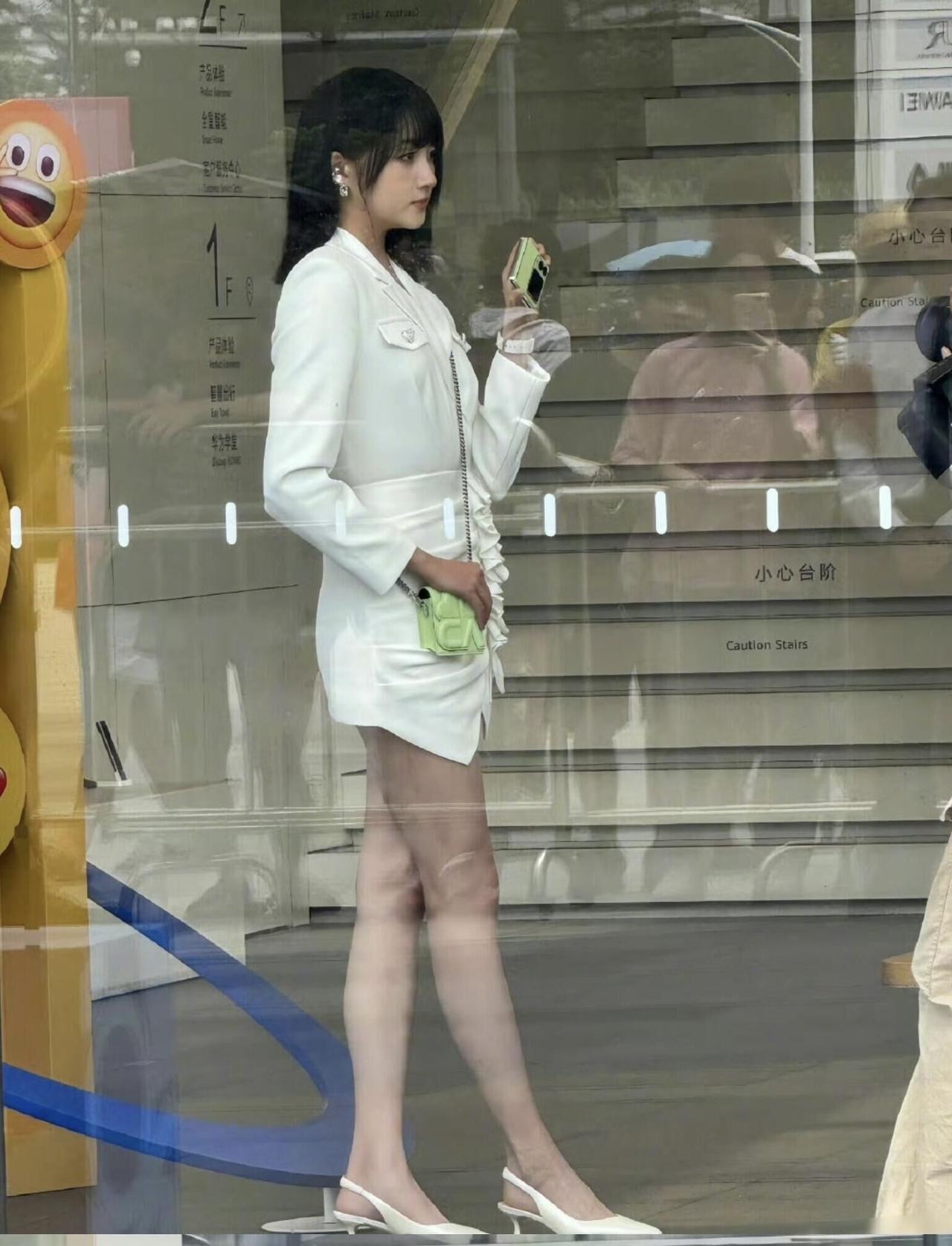 她的五官特别精致，但是脸型一般，脖子没有那么长，所以不管是正面看还是侧面看，整体