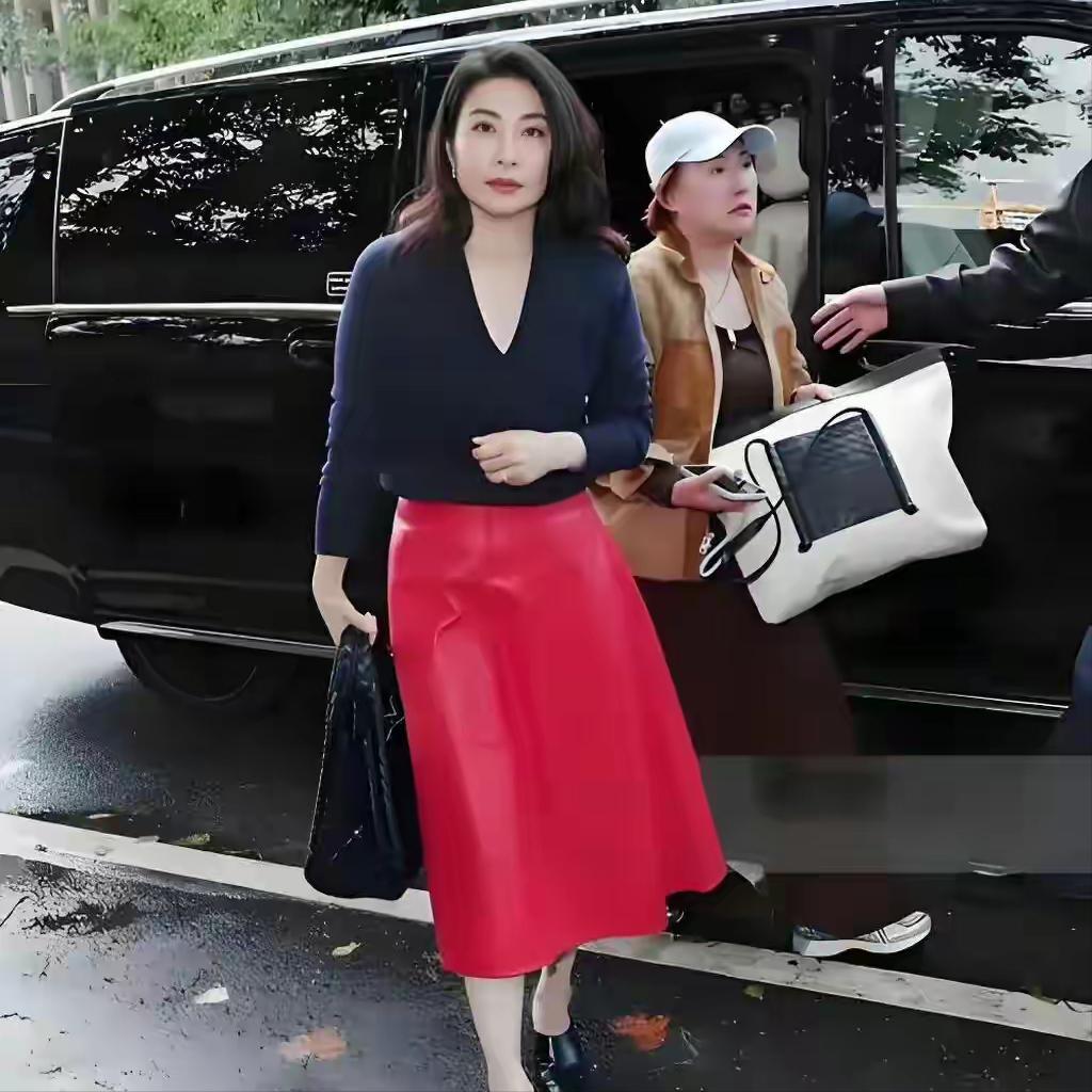 郭晶晶又去巴黎时装周了，霍启刚又认不出媳妇了！郭晶晶参加这类的时尚活动，的身份