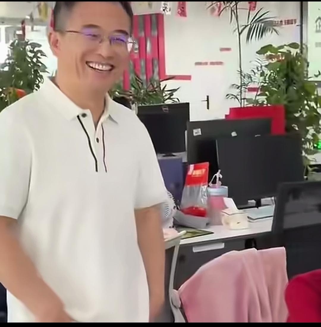 你说这是缘分还是冤家啊？一女生和公司老板吵架后辞职，应聘到了另一家公司，结果女生