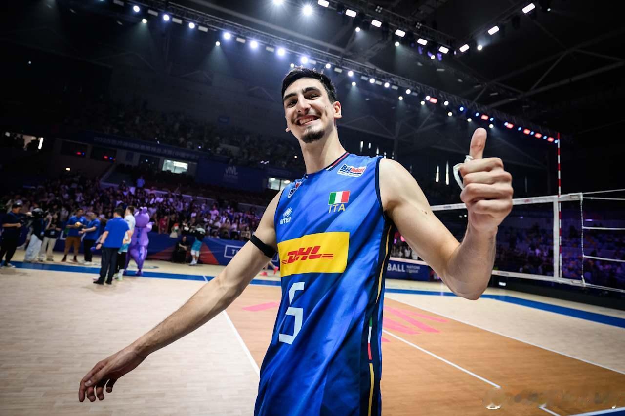 媒体曝：根据意大利男排主帅费尔南多·德乔治的计划，拉维亚和米切莱托虽入选了202