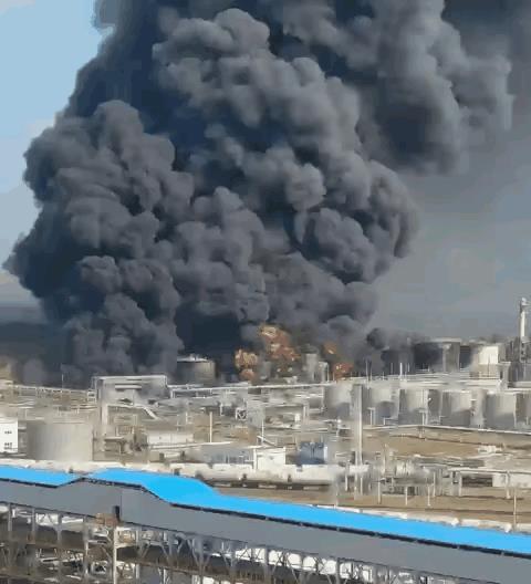 阿塞拜疆这下傻眼了吧，新沙赫特恩炼油厂让俄罗斯炸成废墟，48亿美元的投资说没就没
