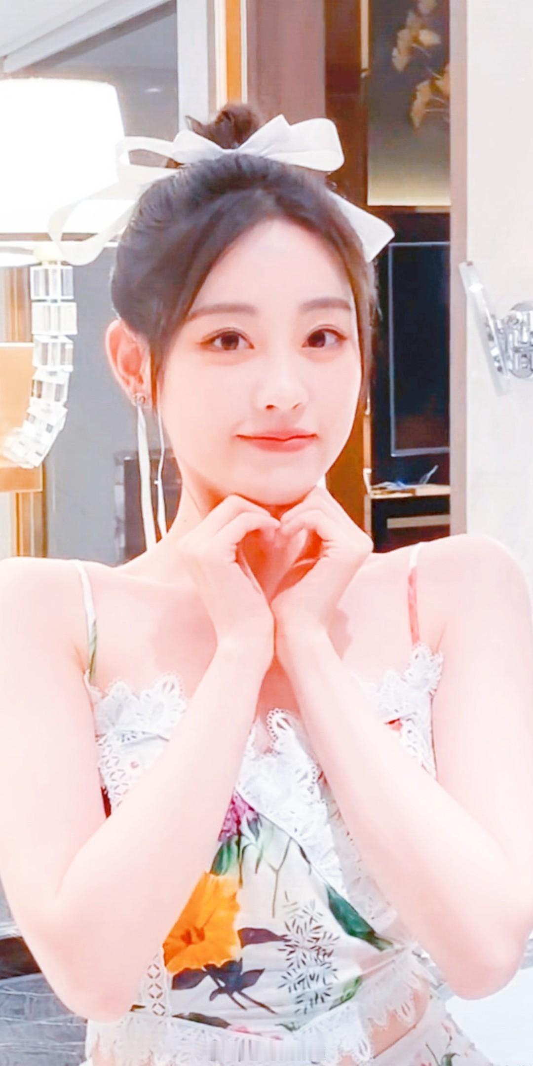 祝绪丹蝴蝶结露背裙随拍美照