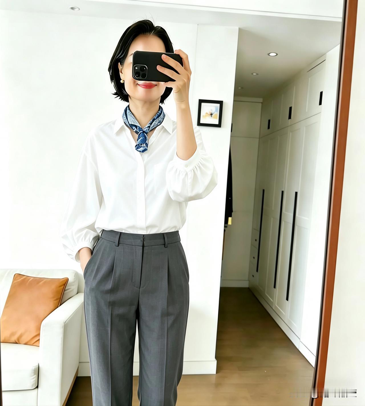 穿衣不用多，素雅干净，最显气质。人到了一定年纪，真没必要穿得花里胡哨。简