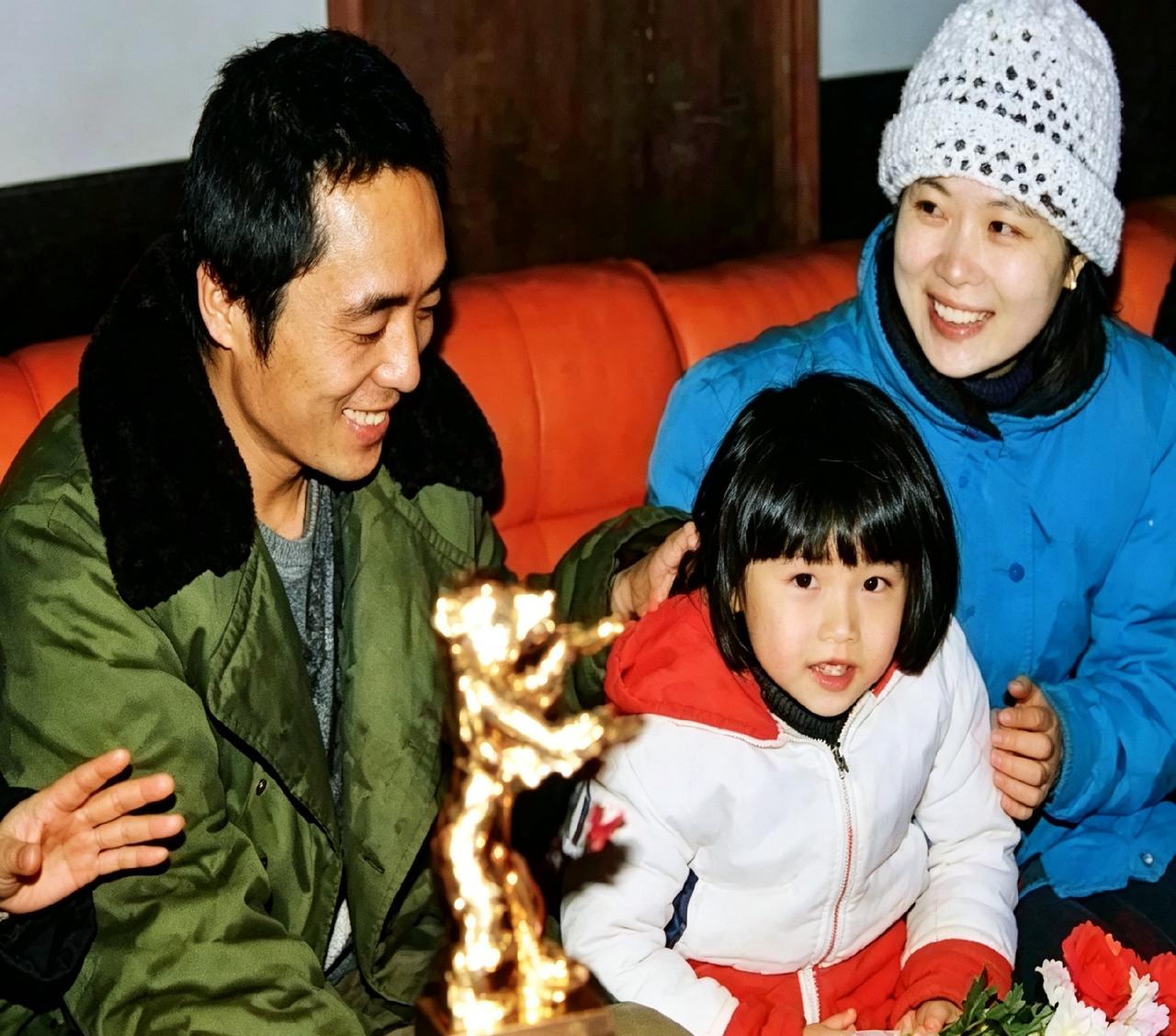 老照片里，年轻的张艺谋一家三口笑得真甜。肖华戴着白帽子，小张末乖巧可爱。可惜日子