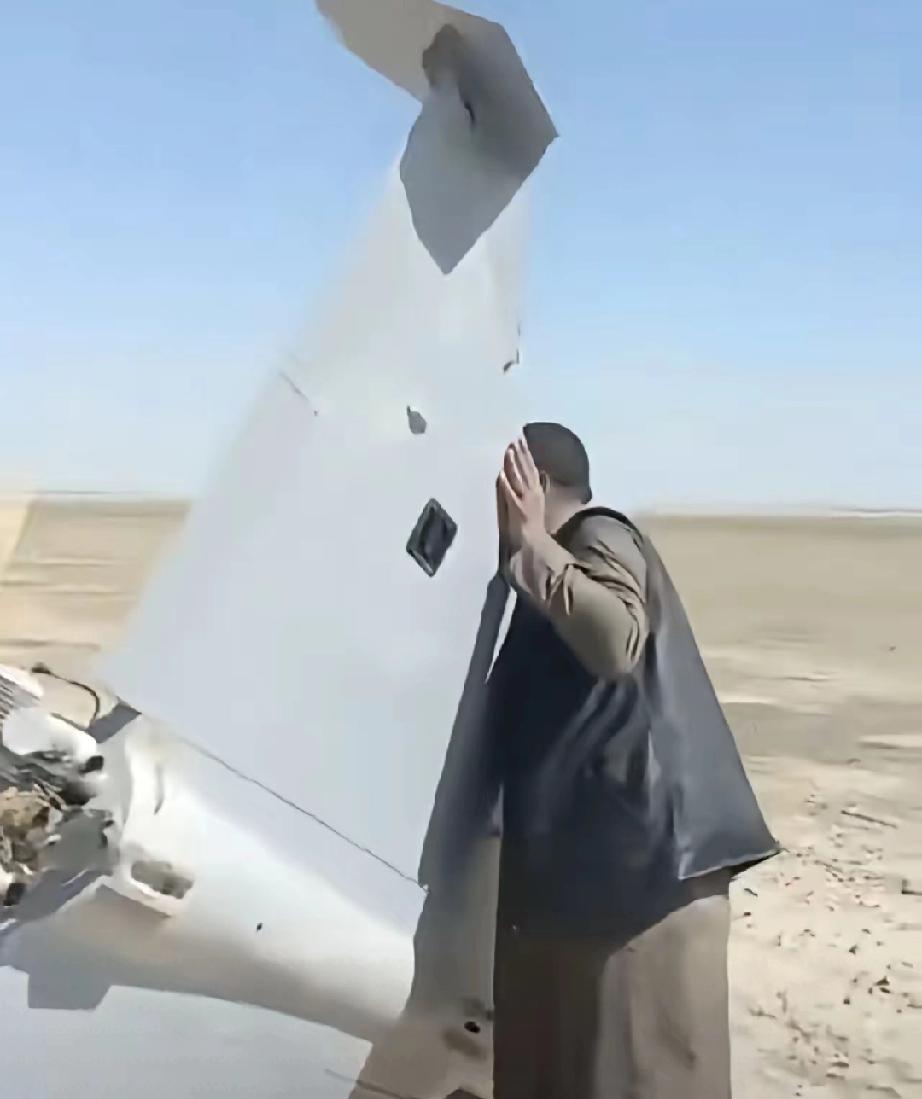 笑死我了，伊拉克百姓捡到一架美国的LUCAS自杀式无人机，这架无人机保存完好，没