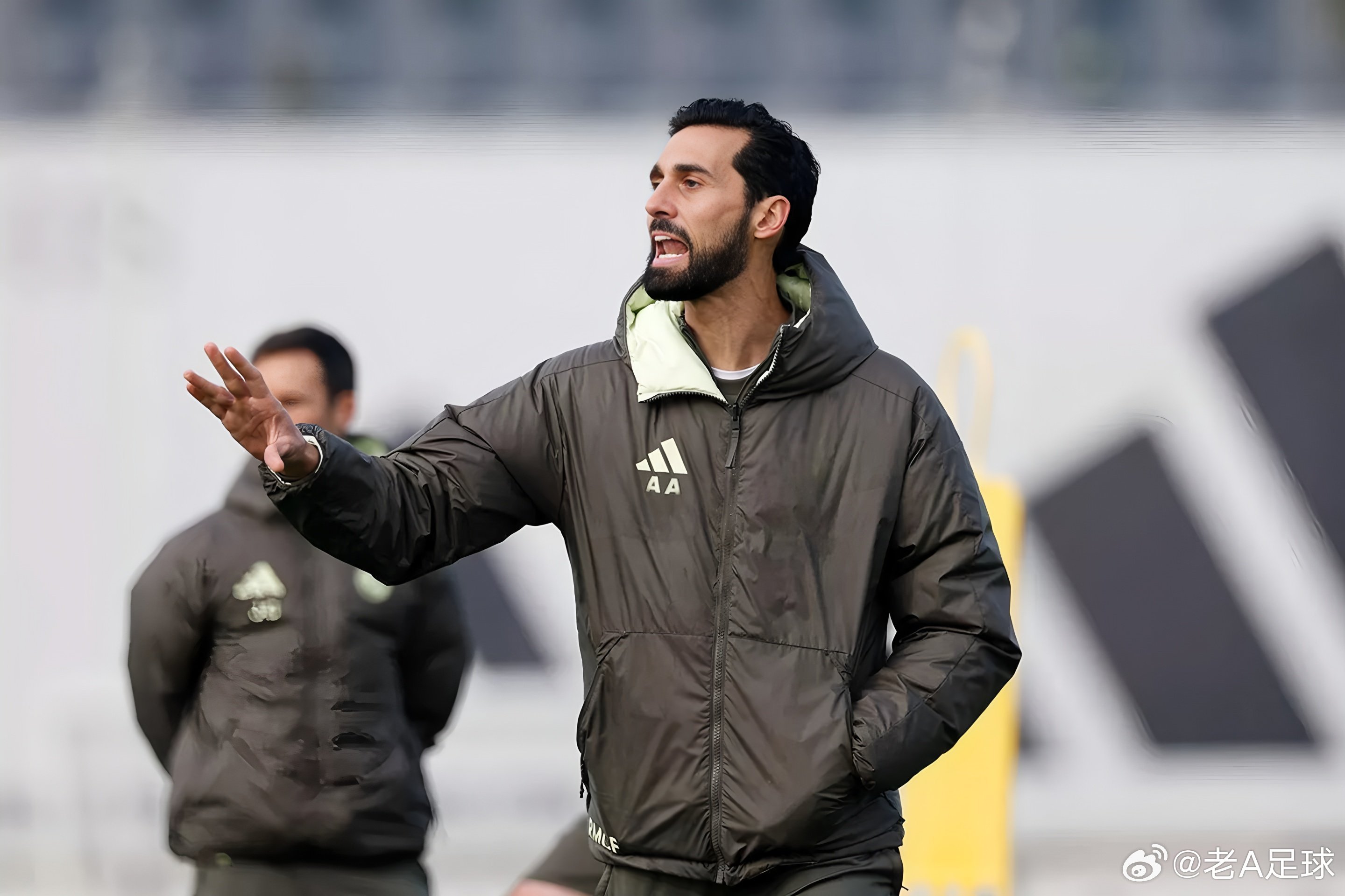 据西班牙《阿斯报》报道，皇马正迎来本赛季最艰难时刻，此前调整收效甚微，球队在训练